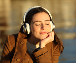 Perché amiamo la musica? La scienza svela il segreto: cervello e corpo vibrano insieme al ritmo