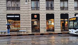Ladri a volto coperto rubano 32.000 euro al Burger King di Torino