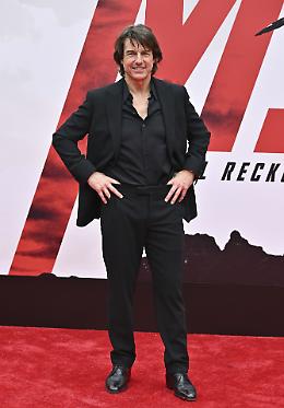 Tom Cruise si lancia con un paracadute infuocato (16 volte) ed entra nel Guinness dei Primati