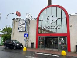 Terrore al centro commerciale, un anziano accoltella un 25enne: ora è gravissimo in ospedale
