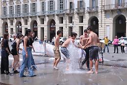 Suona l'ultima campanella: tra canti e bagni nelle fontane