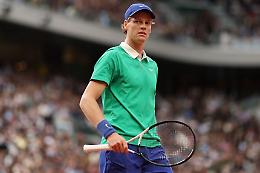 Jannik Sinner non lascia set neppure a Novak Djokovic e giocherà la sua prima finale a Parigi, 49 anni dopo Adriano Panatta 