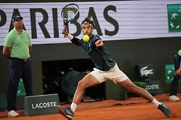 Lorenzo Musetti parte bene, viene rimontato da Carlos Alcaraz e si ritira: salta la finale tutta italiana al Roland Garros