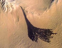 Non era acqua: l'AI rivela la vera natura delle strisce scure su Marte