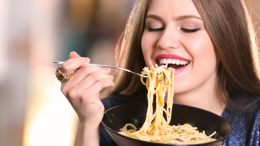 Mangiare pasta rende più felici di ascoltare musica o fare sport: ecco perché