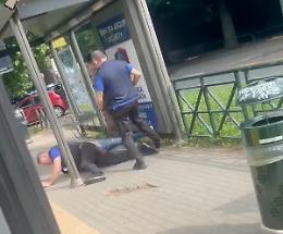 Rissa alla fermata del bus in corso Vittorio: controllore scaraventato sul vetro