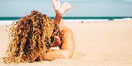 Proteggiamo il nostro corpo dal sole, ma non tralasciamo i capelli, ecco come proteggerli con eleganza (ed intelligenza)