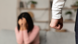 Violenza domestica a Lauriano: padre picchia la figlia 16enne