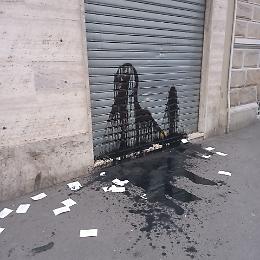 Torino, assalto con picconi alla sede di FdI: olio esausto e volantini minatori