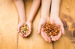 Il fenomeno delle "almond mom", quando l'ossessione per la dieta diventa un pericolo familiare