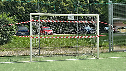 I vandali danneggiano le porte, chiuso il campo da calcio comunale