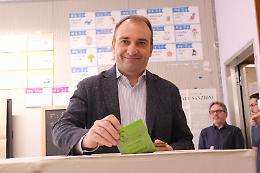 Referendum, votano il sindaco e 1 torinese su 10. E al seggio si guardano i film sulla Lim