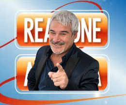 Pino Insegno torna con “Reazione a Catena”: nuove sfide e una scenografia tutta da scoprire