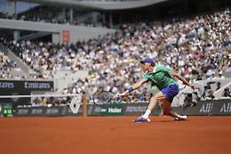 Sinner resta al comando del ranking Atp e guadagna 500 punti su Alcaraz nonostante la sconfitta a Parigi. Ecco perché