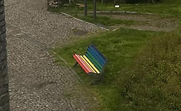 Anche la panchina della pace finisce nel mirino dei teppisti