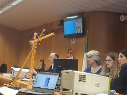 Crollo della gru a Torino: in aula un modellino per ricostruire l'incidente del 2021
