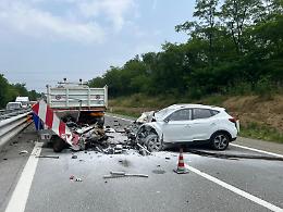 Incidente sull’A5 tra veicolo e mezzo di cantiere: autostrada chiusa e un ferito