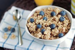 Avena, il super cereale che fa bene al cuore, all’intestino e persino contro il cancro