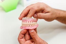 Allarme microplastiche dalle dentiere: uno studio fa tremare le cliniche