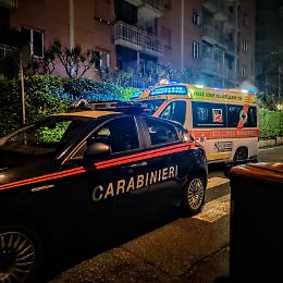 «Quel colore non va bene per le scale». E puntano la pistola alla tempia del vicino di casa