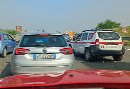 Torino, 6 km di coda in tangenziale per un cantiere (senza operai). Poi l'incidente