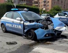 Polizia insegue un'auto ma si scontra con un camion: due agenti finiscono in ospedale