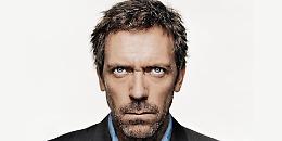Hugh Laurie, il genio versatile dietro Dr. House, compie 66 anni