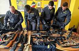 A 58 anni si crede Rambo e nasconde 17 pistole e nove fucili in casa (e pure tre balestre)