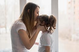 Il bacio che guarisce: la scienza conferma il potere curativo del contatto affettivo