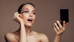 Dormire truccate? Il trend virale che divide le beauty guru dagli esperti di pelle