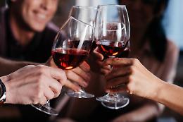 Spagna, 10.000 volontari accettano di bere vino ogni giorno per 4 anni: al via un maxi studio scientifico
