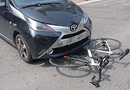 In bici contro l'auto, ferita una ciclista. «Incrocio pericoloso, ignorate le richieste di intervento»