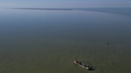Scoperta una nuova isola nel Mar Caspio: la terra nascosta svela gli effetti della crisi climatica