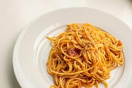 La pasta al pomodoro da 45 euro fa scoppiare la polemica sul Lago di Como