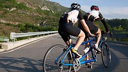 Pedalare oltre i limiti: l'avventura in tandem da Torino alla Liguria dei ciclisti non vedenti