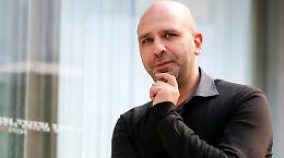 Checco Zalone torna sui grandi schermi con Buen Camino: il comico continua a far ridere gli italiani 
