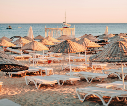 Le spiagge diventano un miraggio: aumento del 8% sul costo di lettini e ombrelloni