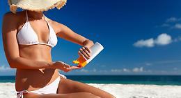Sotto il sole, ma senza paura: ecco 7 consigli per proteggersi dal melanoma