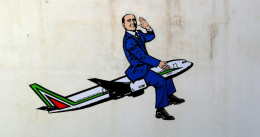 Berlusconi vola a Malpensa: il nuovo murale accende il dibattito