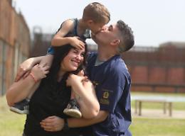 "Papà, guarda come tiro": un pomeriggio di abbracci, giochi e attese nel carcere di Ivrea