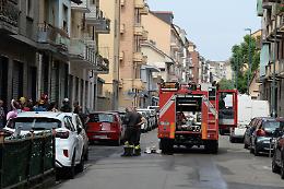 Fuoco nell'alloggio: uomo fugge in strada e viene bloccato dalla polizia 