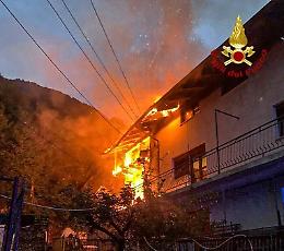 Mansarda in fiamme e tetto completamente distrutto: incendio a Salbertrand