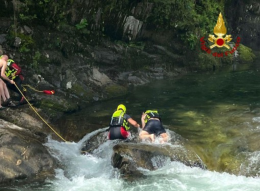 Turista travolto dal torrente San Bernardino: salvato dai vigili del fuoco e dai passanti