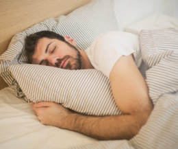 Jet lag sociale: così dormire male ci rende più vulnerabili alle infezioni
