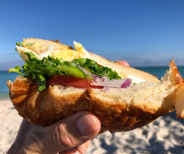 Panino vietato sotto l’ombrellone? Ecco perché è un bluff: mangiare in spiaggia è un diritto