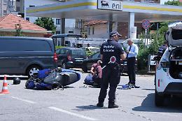 In sella al suo scooter, si schianta contro un'auto e muore sul colpo