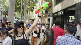 Proteste in Spagna contro l’overturismo: a Barcellona tornano le pistole ad acqua contro i turisti