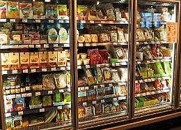 Gli alimenti ultra-processati accelerano l’invecchiamento biologico: lo studio italiano