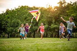 Gioco all’aperto dimezzato in una generazione: bambini sempre più chiusi tra schermi e divieti