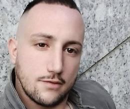 Lo trovano morto a casa, Luca aveva 32 anni: la famiglia non crede al suicidio